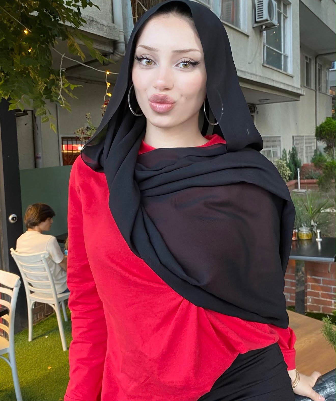 Çiçekli Efsanevi Kadın Escort Günay
